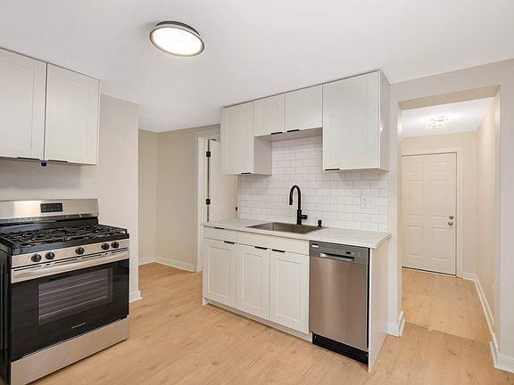 5th image of 328 Harrison Ave Unit 1
