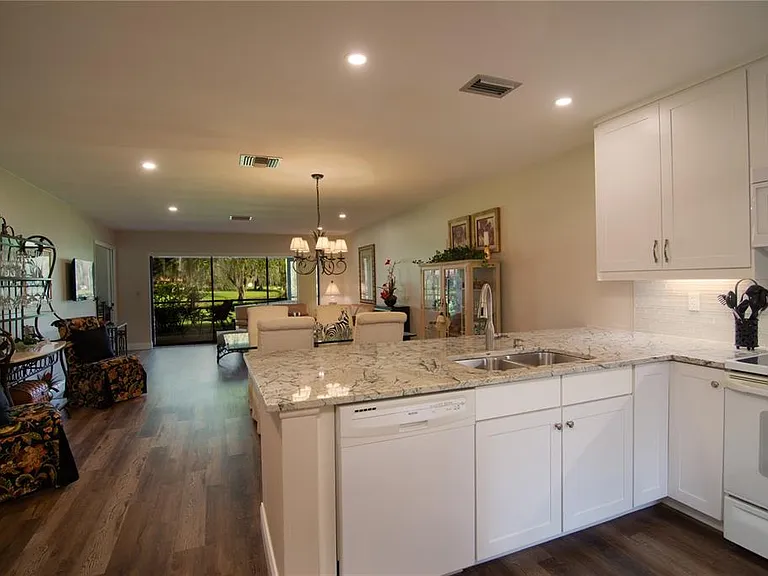 5635 Golf Pointe Dr #101 — Photo 4