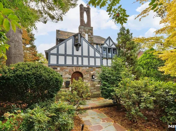 606 Standish Rd, Teaneck, NJ 07666