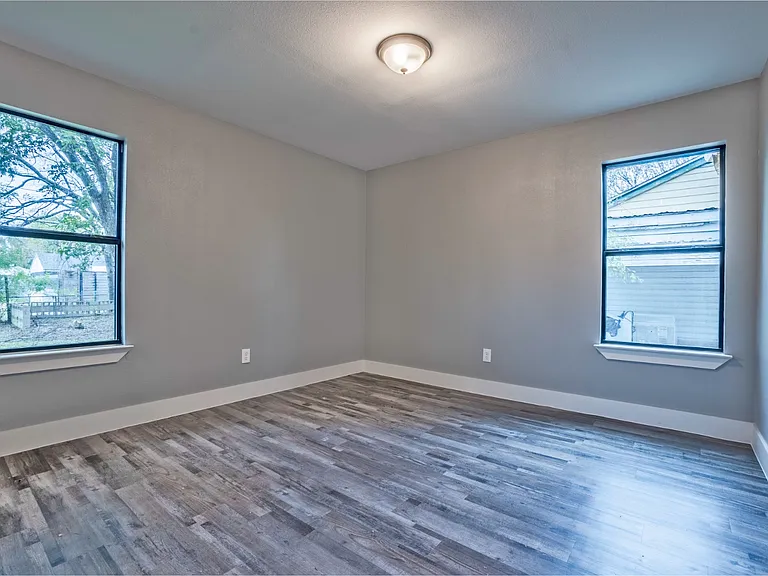 2423 Fenwick Dr — Photo 9