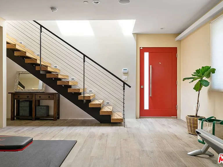 939 N Beverly Glen Blvd — Photo 2