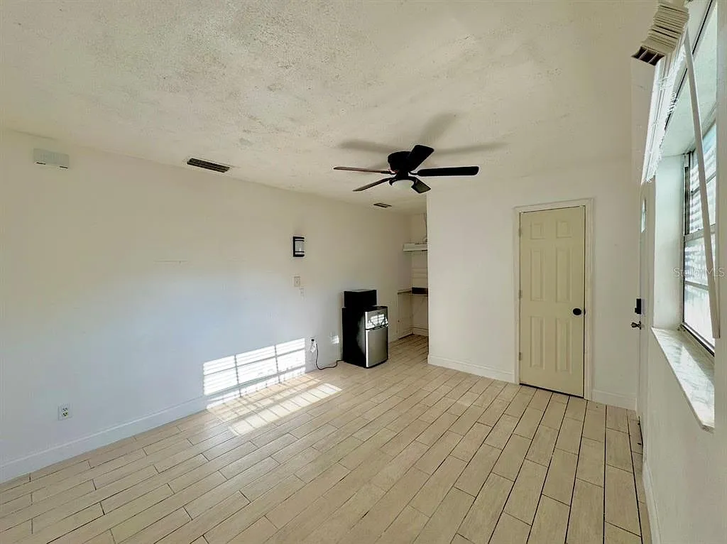1 bed, 1.0 bath, 1880 sqft, $950 — Photo 3