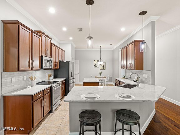 3rd image of 237 W ADELAIDE Drive