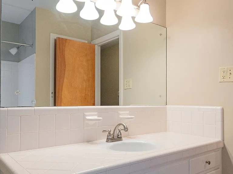 HALLWAY BATHROOM WITH TUB / SHOWER COMBO