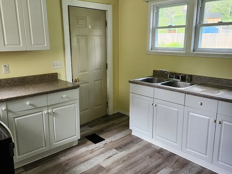 505 Sterling St — Photo 14