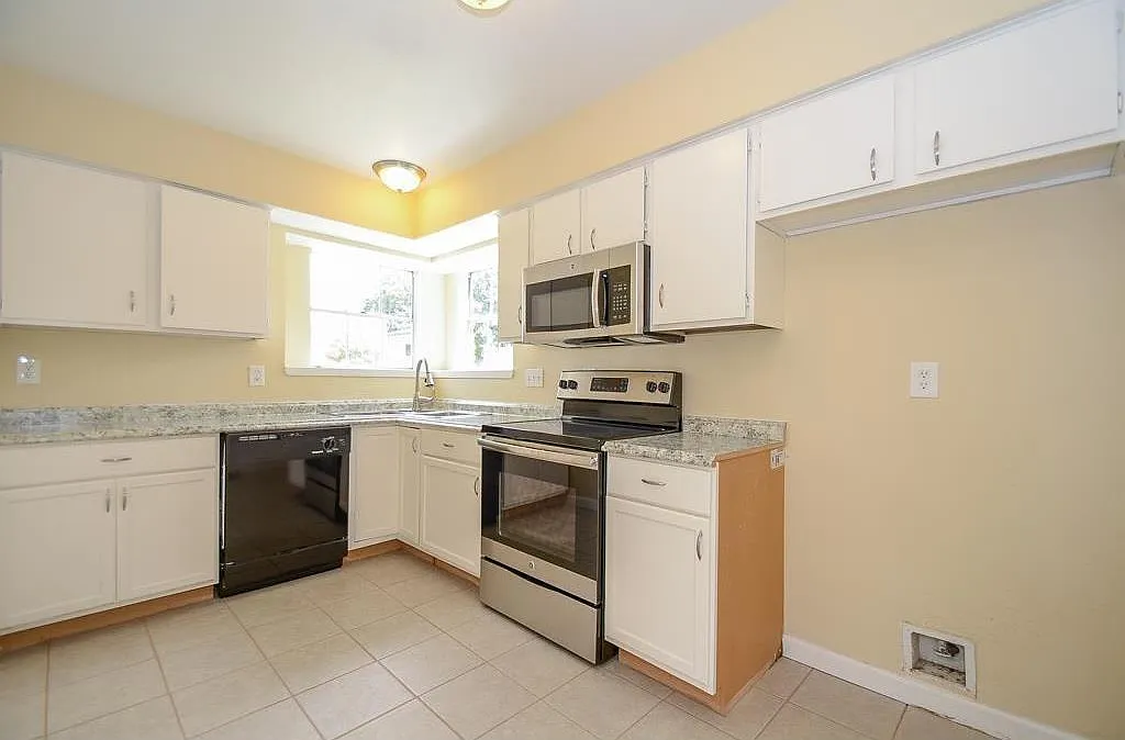 3 bed, 2.0 bath, 1230 sqft, $1,625 — Photo 2