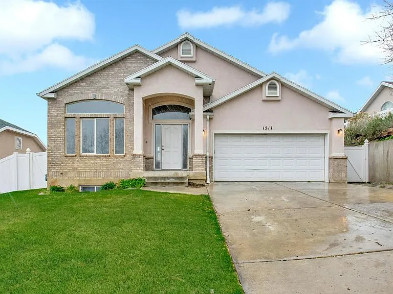 1511 E Lakeview Dr — Photo 2