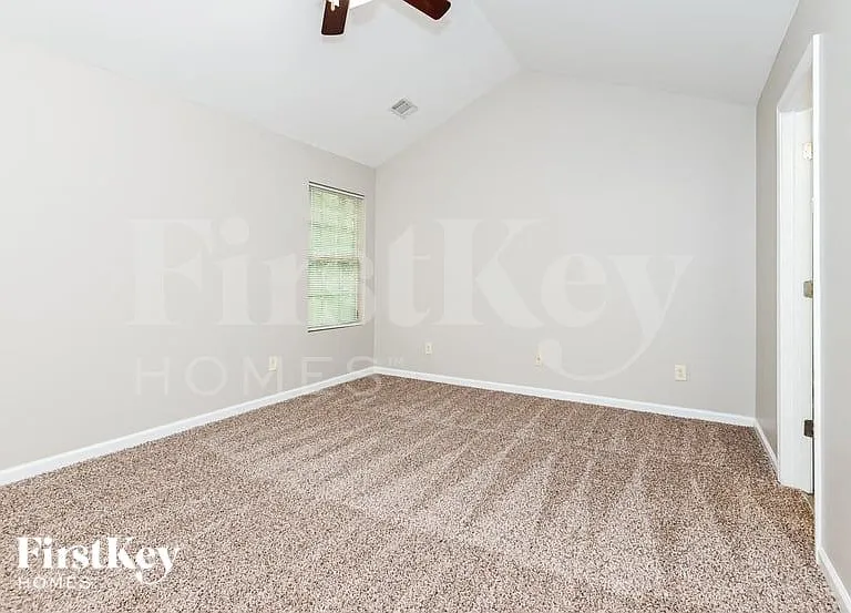 380 Pine Tree Dr — Photo 8
