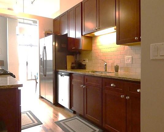 4th image of 824 W Superior St Unit 406