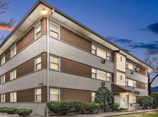 320 Beach Ave APT 1B, La Grange Park, IL 60526