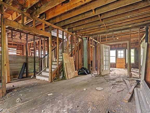 4th image of 2061 Longfellow St