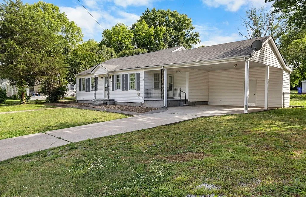 4-Bedroom Single Family Home with Central A/C and Modern Conveniences — Photo 4
