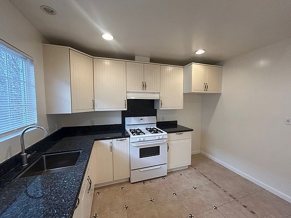 3rd image of 2612 Voorhees Ave #A