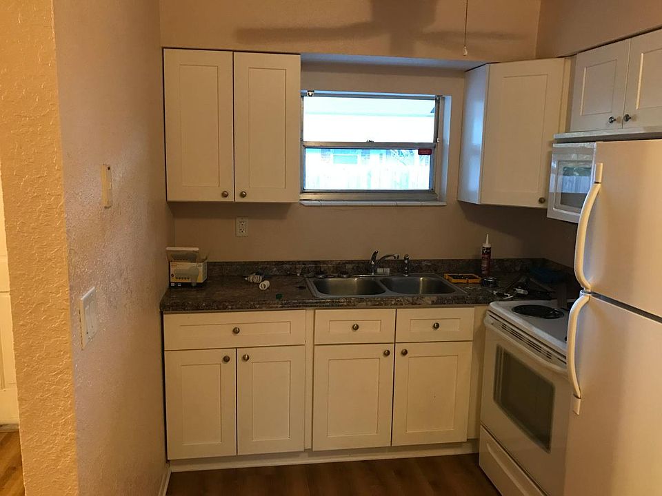 Pictures are from similar unit. Unit for rent has ceramic t