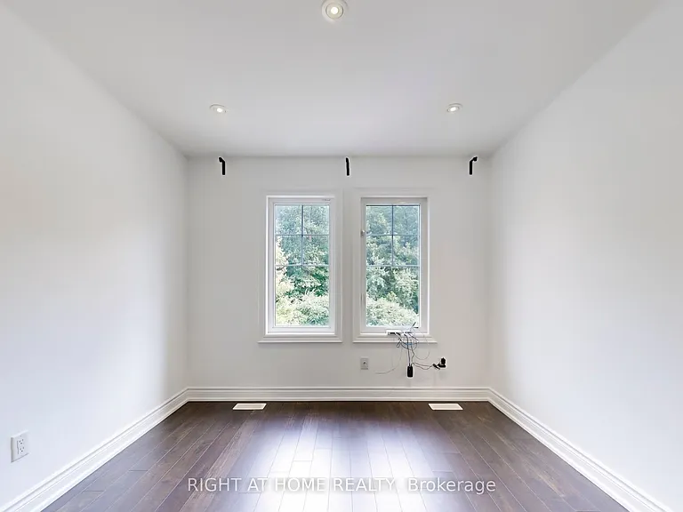 31 Lady Evelyn Cres — Photo 35