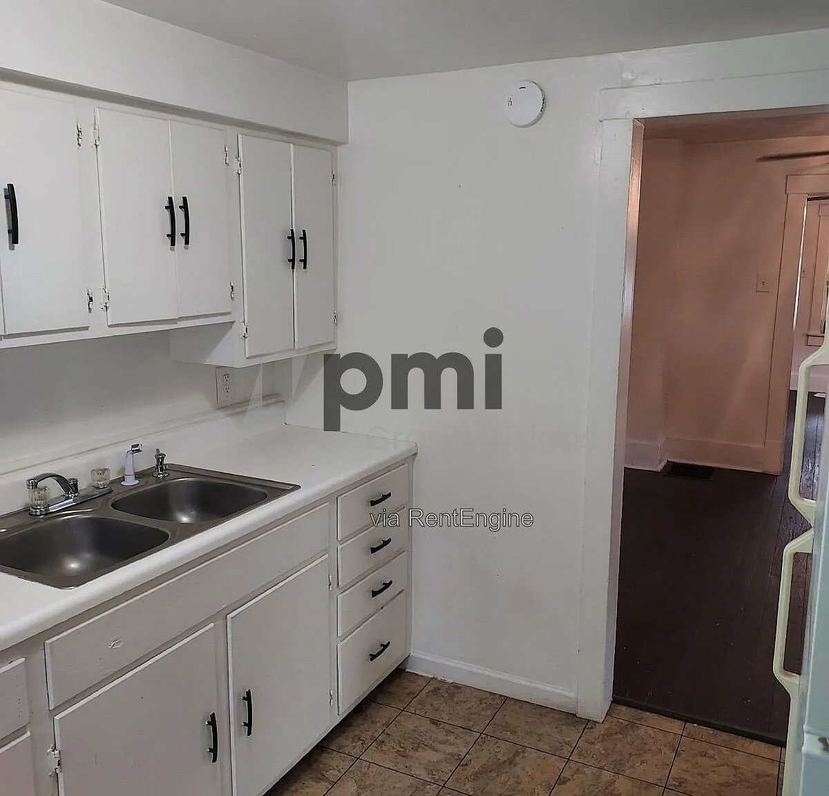2 bed, 1.0 bath, 900 sqft, $1,001 — Photo 2