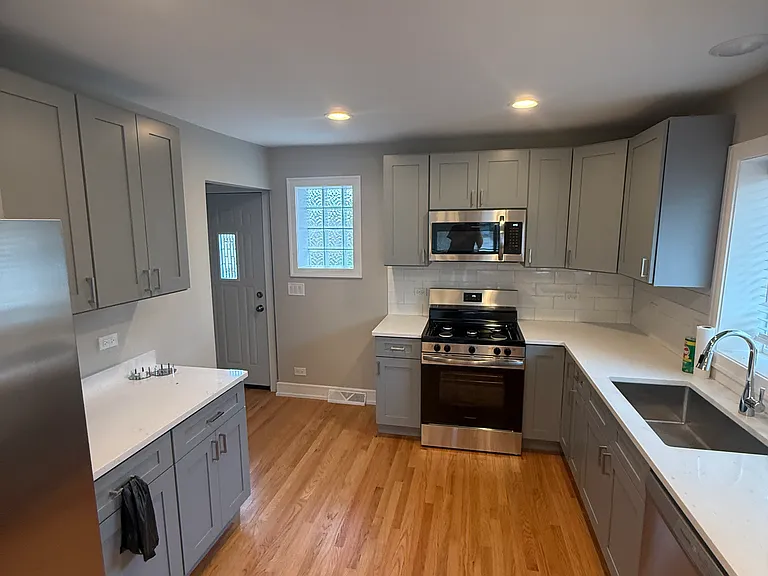 4521 N Plainfield Ave — Photo 6