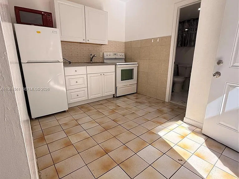 1037 SW 20th Ave #2 — Photo 2