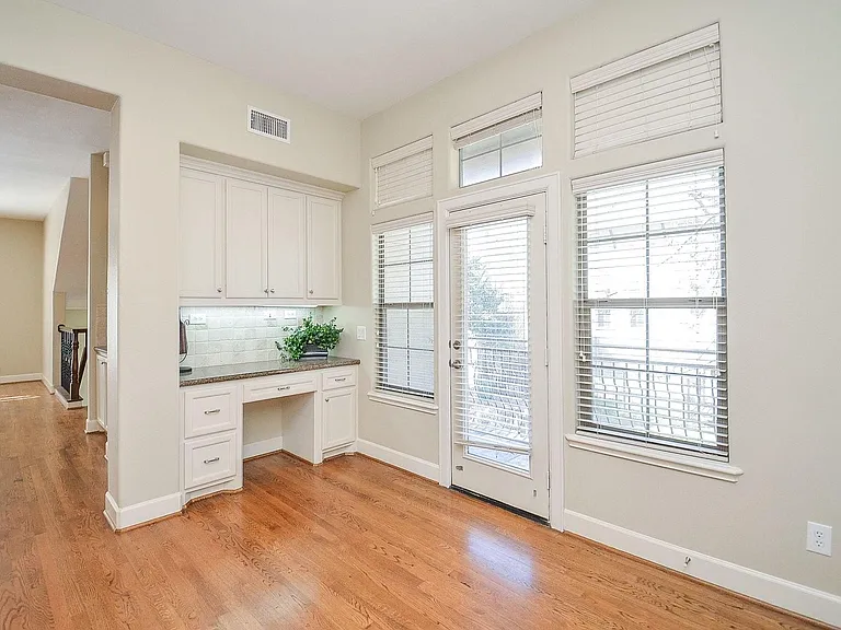 222 Knox St #F — Photo 14