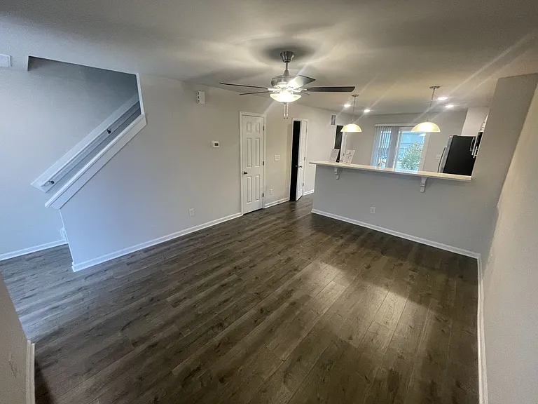 1009 Peony Ln — Photo 6
