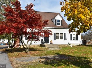 121 Country Club Ln, Mill Hall, PA 17751