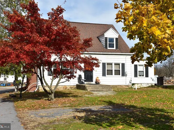 121 Country Club Ln, Mill Hall, PA 17751