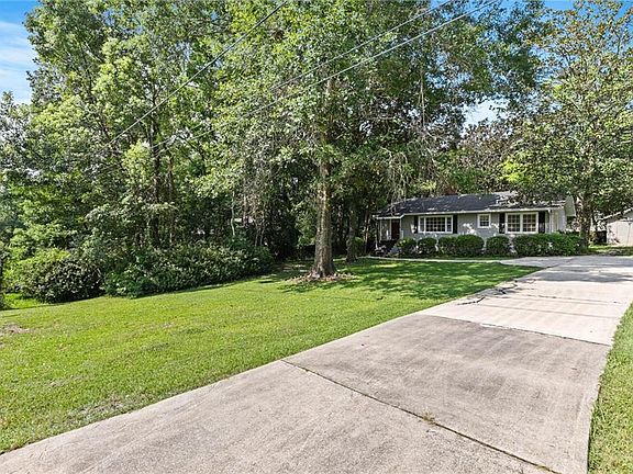 4th image of 1009 Pinewood Dr W