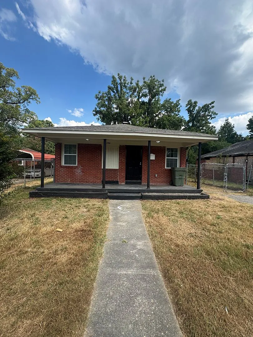 Welcome To 1304 Oak Street! Section 8 Welcome — Photo 1