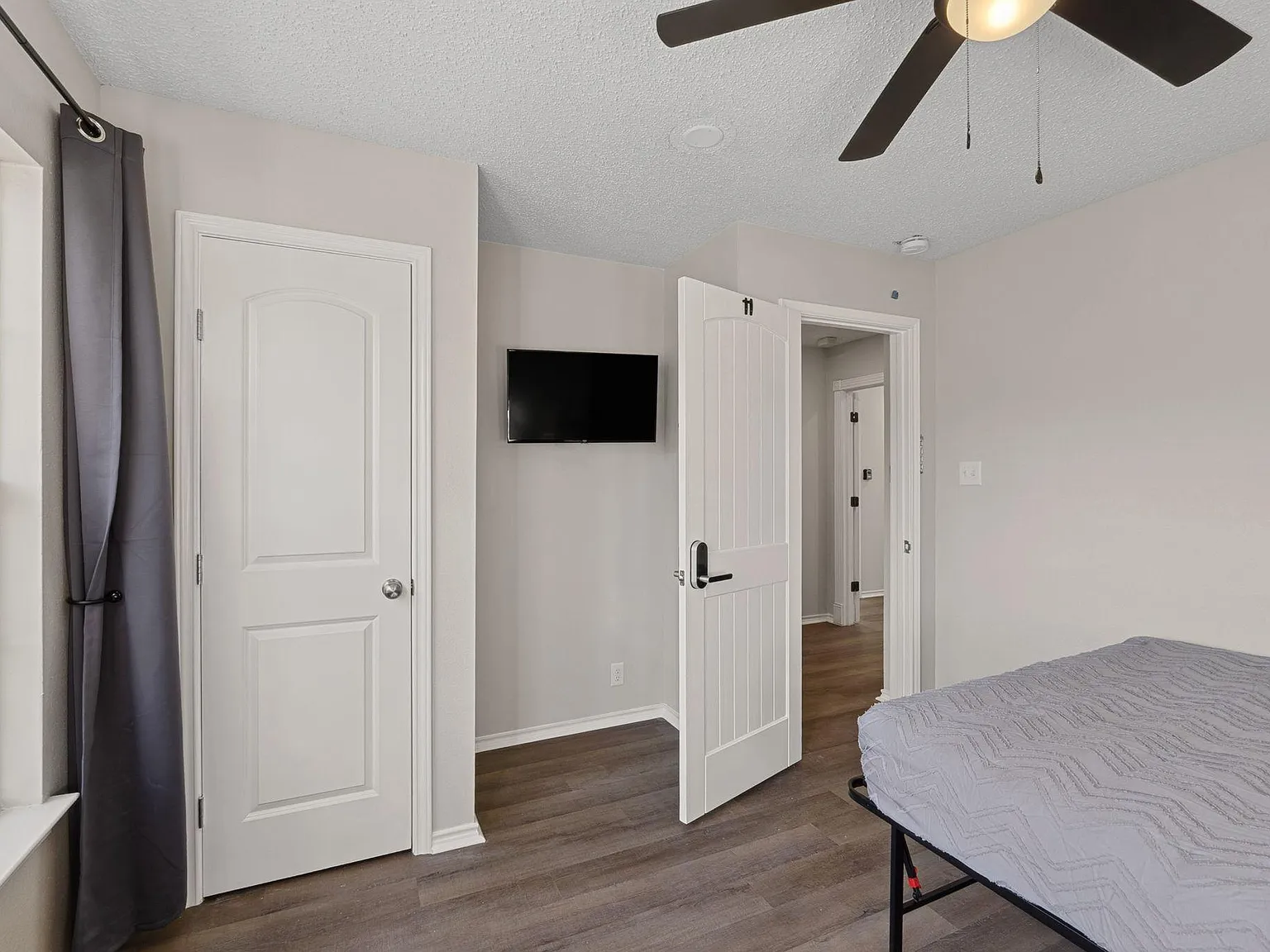 4 bed, 4.0 bath, 2500 sqft, $702 — Photo 2
