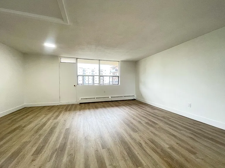 70 Paisley Blvd W — Photo 18