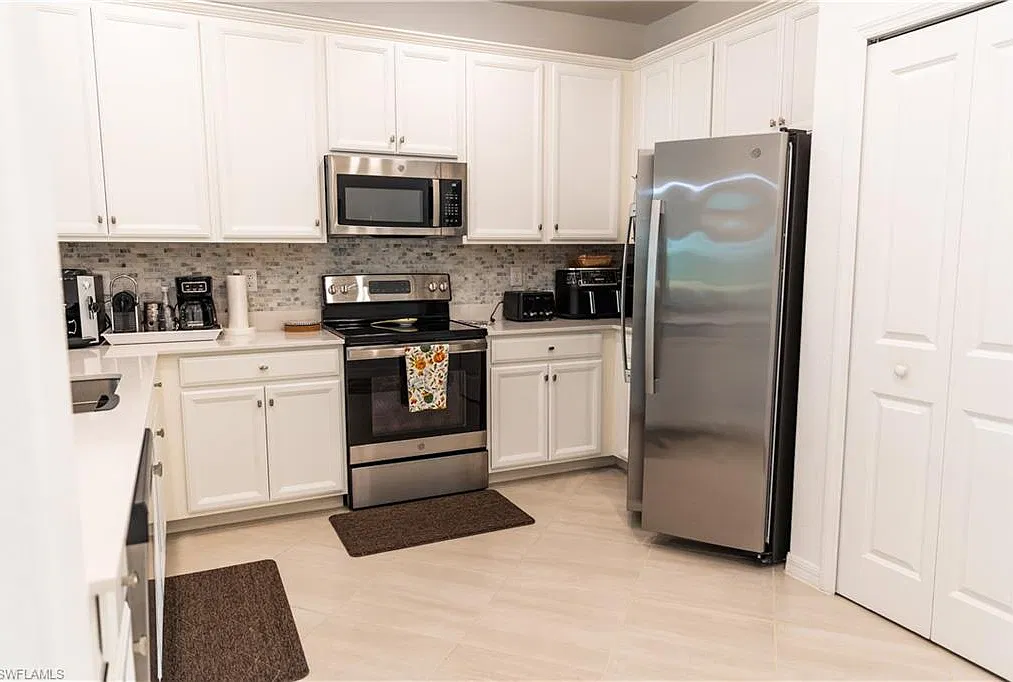 3 bed, 2.0 bath, 1389 sqft, $4,000 — Photo 2