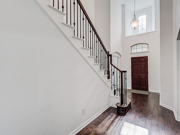 4th image of 2529 Louis Ln