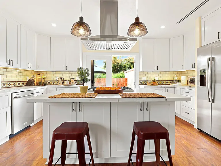 2402 W Silver Lake Dr — Photo 2