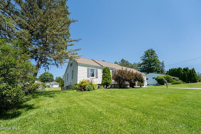 3rd image of 10 Highland Road