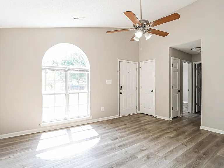 910 Milkfarm Ct — Photo 3