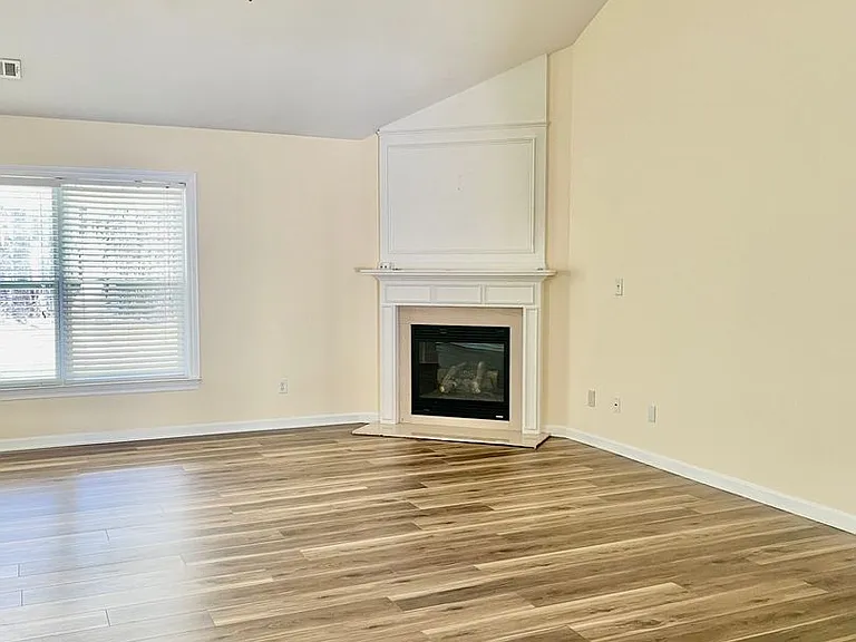373 Southgate Dr — Photo 2