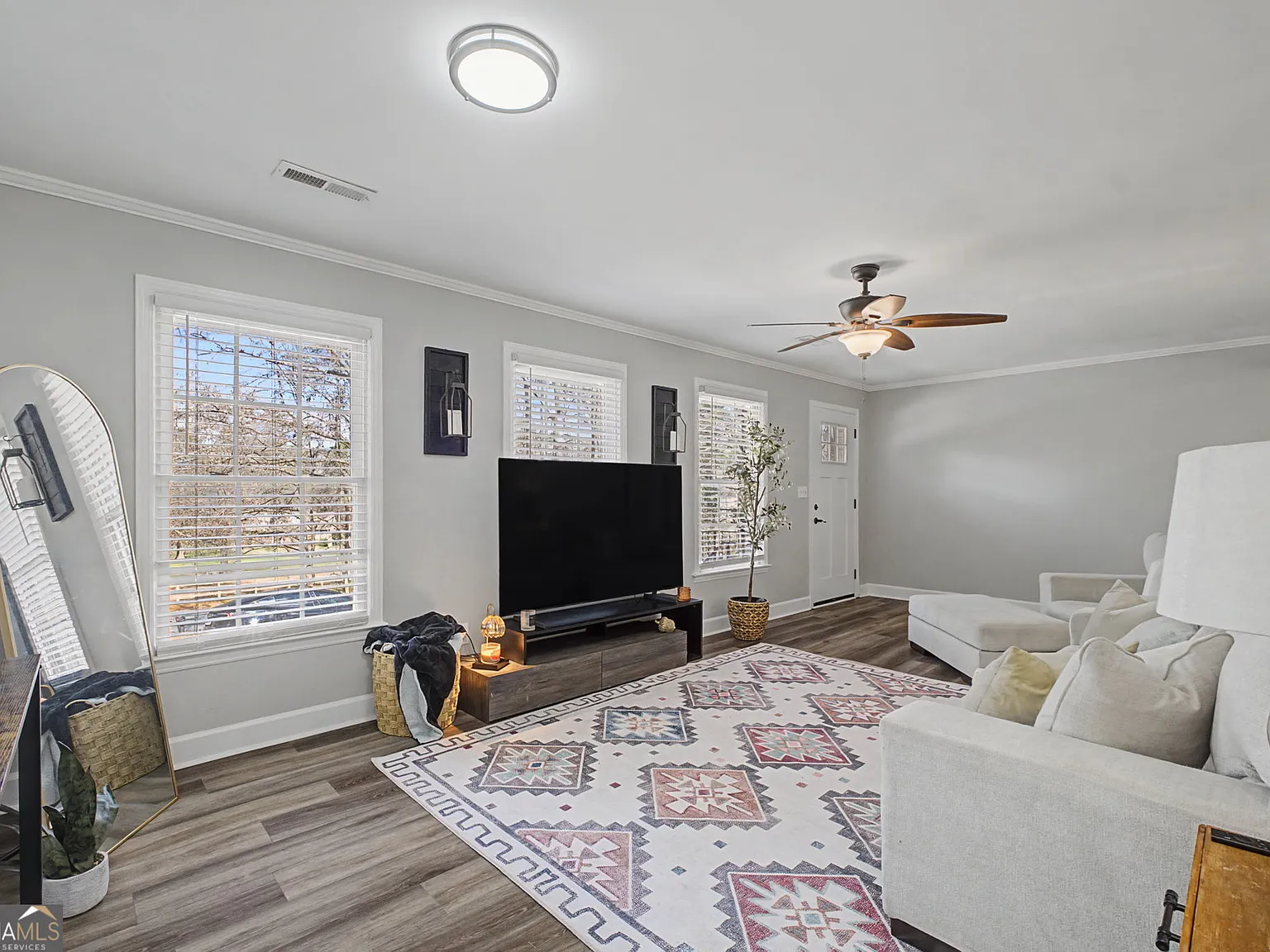 3 bed, 1.0 bath, 1392 sqft, $2,000 — Photo 4