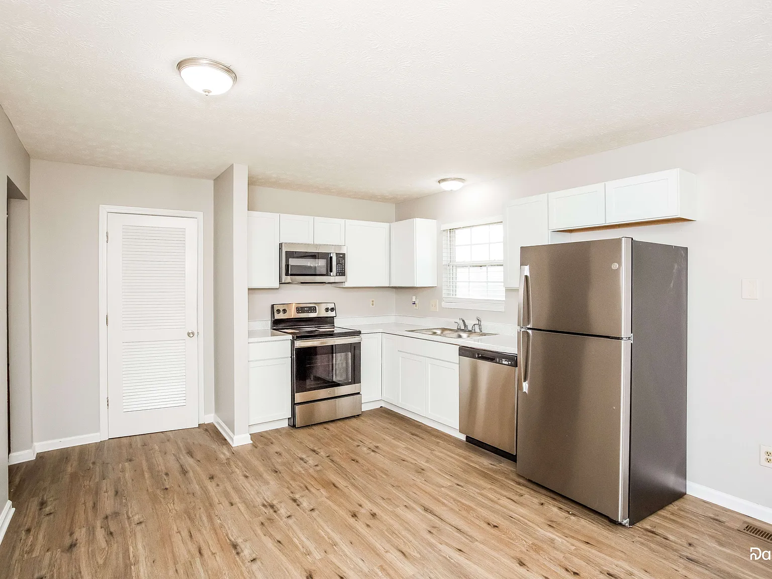 3 bed, 2.0 bath, 1380 sqft, $1,800 — Photo 4
