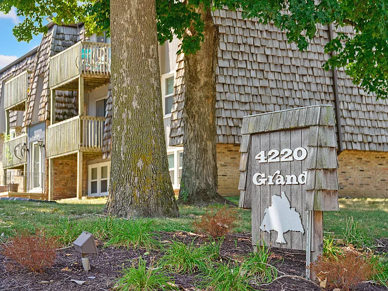 The 4220 Grand Apartments — Photo 1