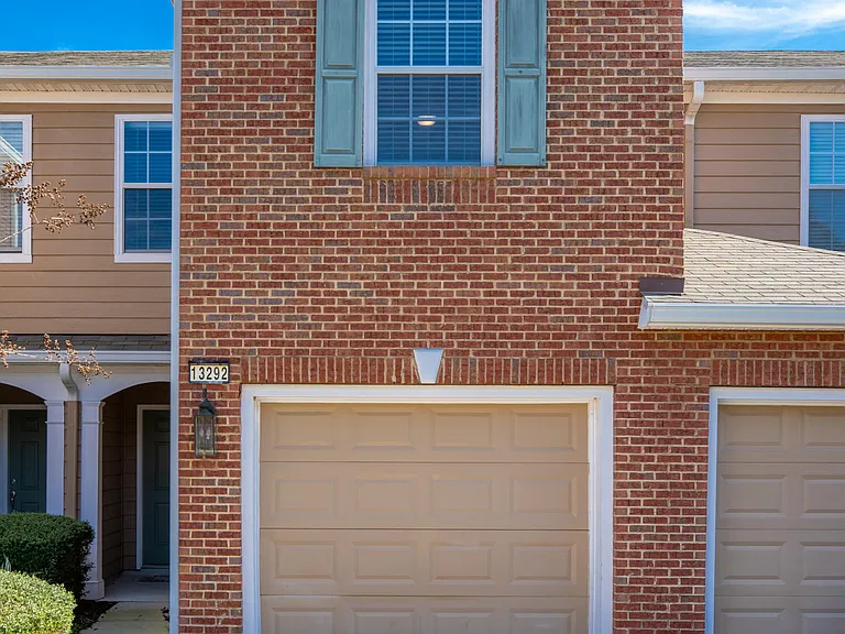 13292 Stone Pond Dr — Photo 2