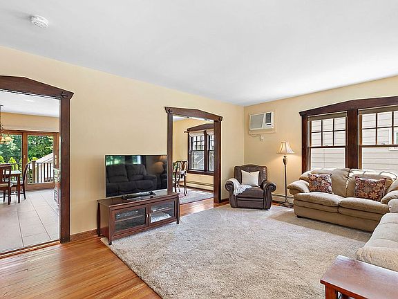 3rd image of 392 Kingston St