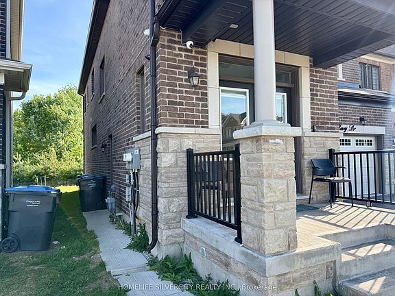 3rd image of 588 Queen Mary Dr