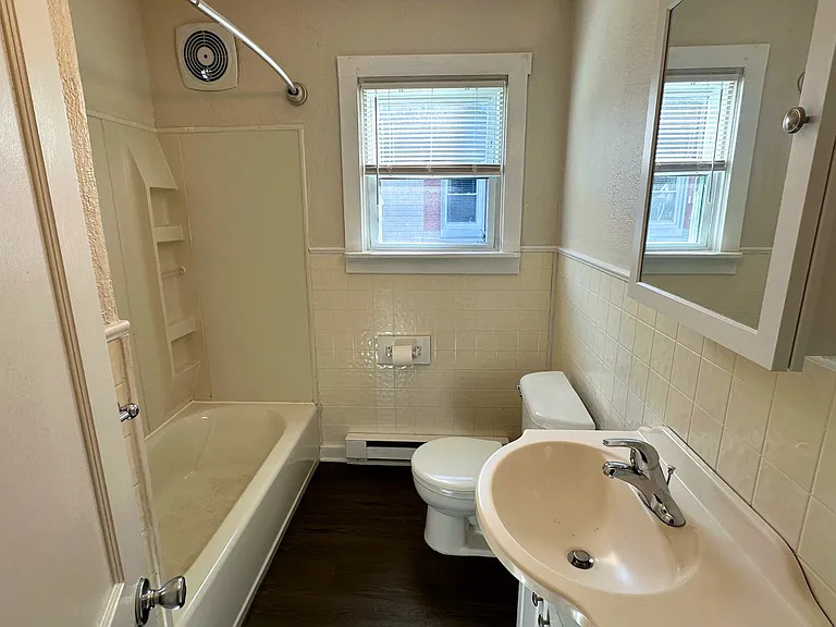 100 E Elm St — Photo 21
