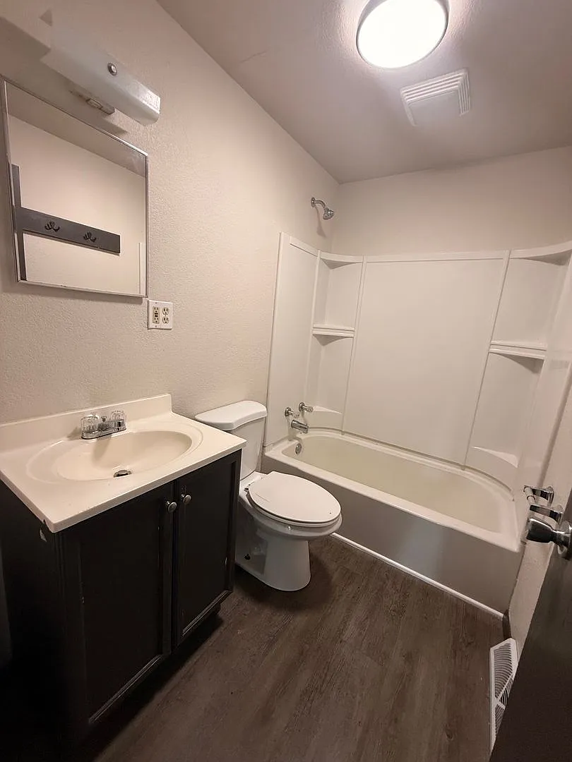1820 Oak St. — Photo 3