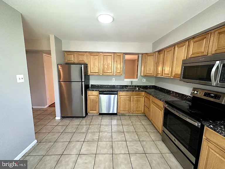 8121 Fenwick Ct — Photo 6