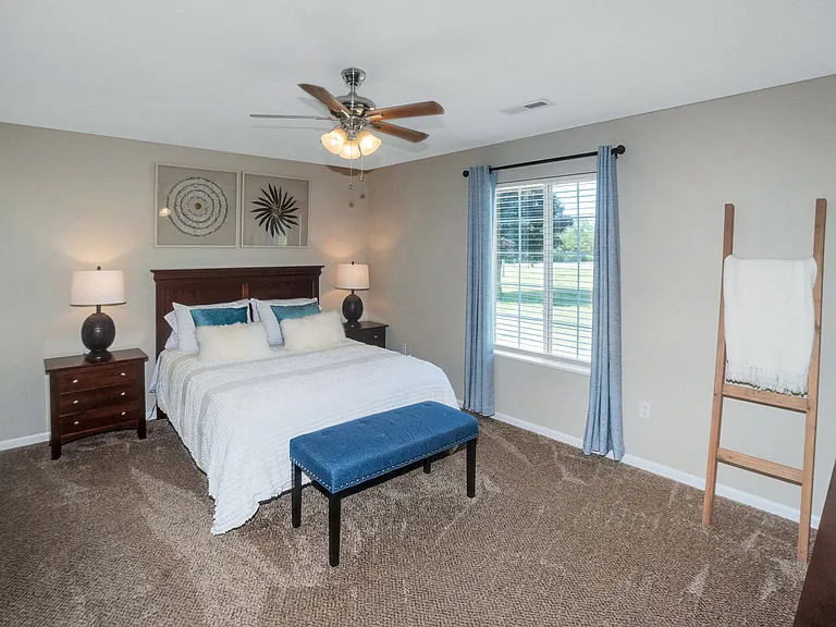 Large Main Bedroom with En-suite Bathroom & Closet