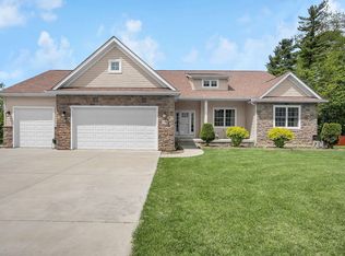 390 Laurel Oak Ln, Heath, OH 43056