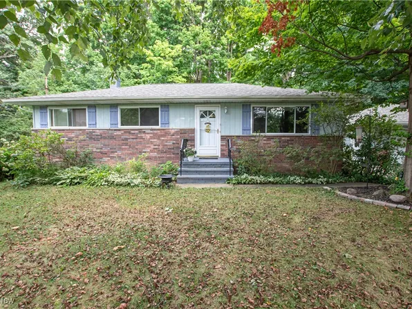 9465 Ledge Acres Dr, Macedonia, OH 44056