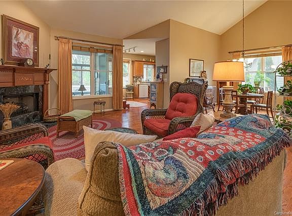 5th image of 39 Whistlewood Ln