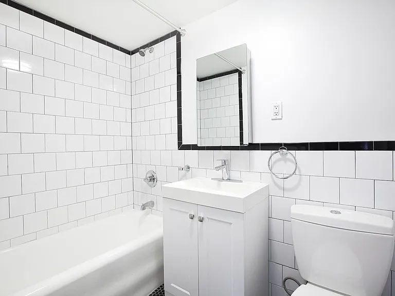 323 W 4th St #2B — Photo 5